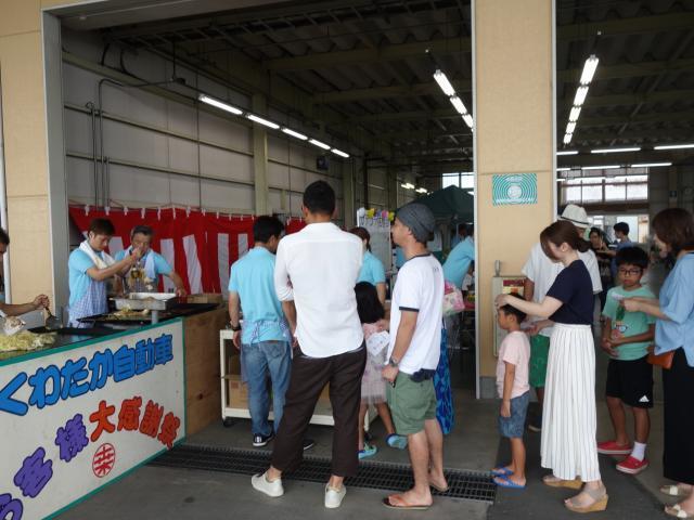 焼きそばにも大行列