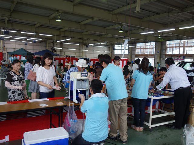 大人気のかき氷に沢山のお客様の列が