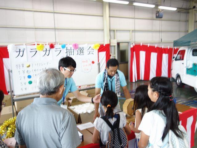 ガラガラ抽選会場にて 欲しい景品がもらえたかな?